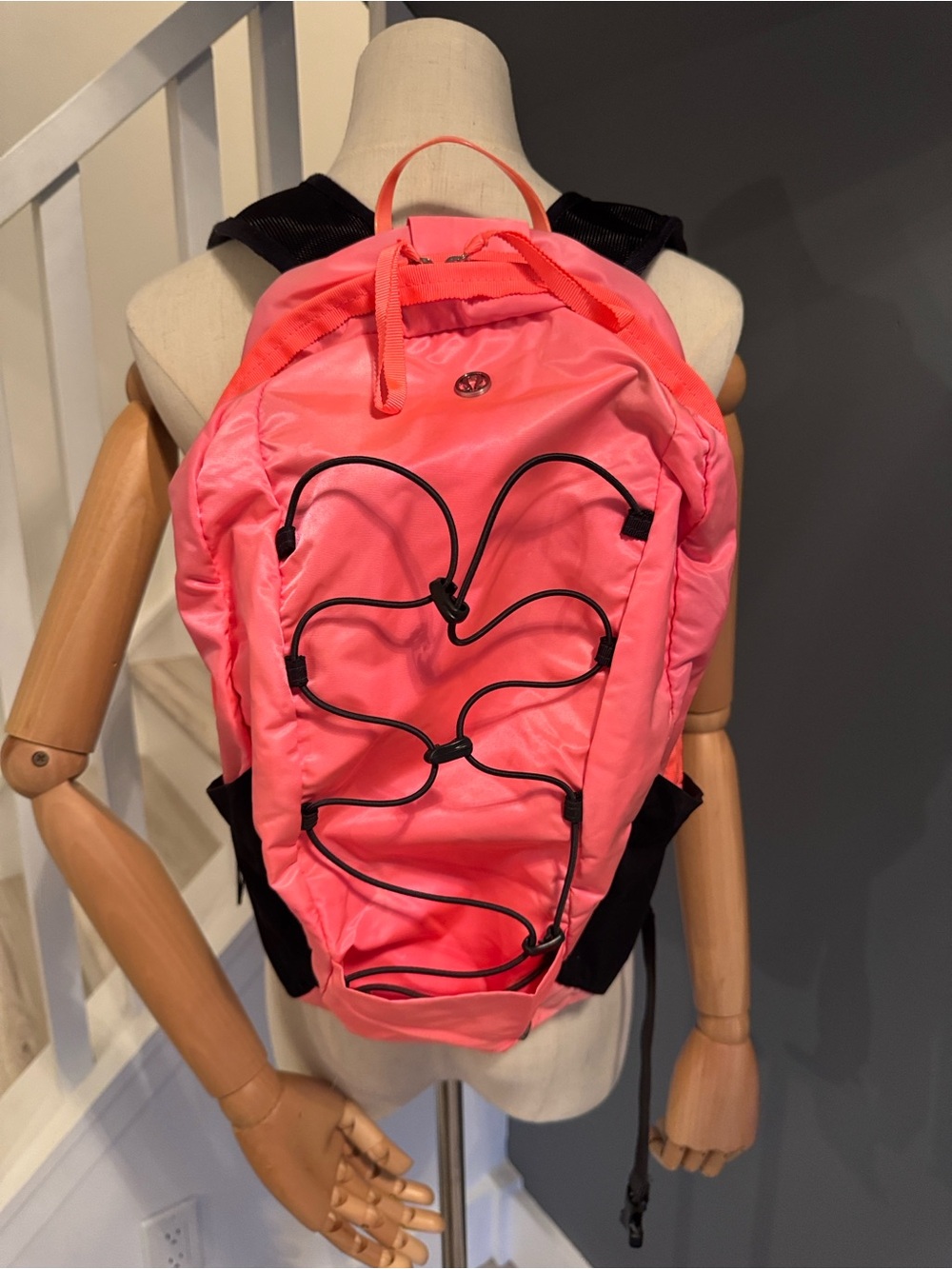 Lululemon Pink Backpack. O/S
Excellent condition.